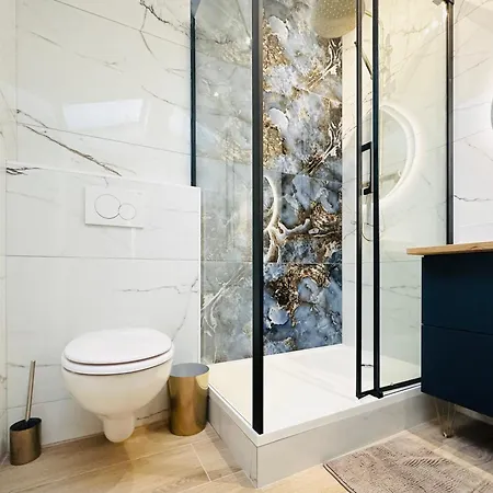 Elegant Mansarde-place Du Pin Apartman