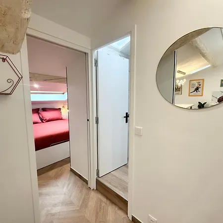 Elegant Mansarde-place Du Pin Apartman