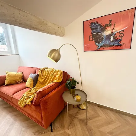 Elegant Mansarde-place Du Pin Apartman *