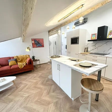 Elegant Mansarde-place Du Pin Apartman *
